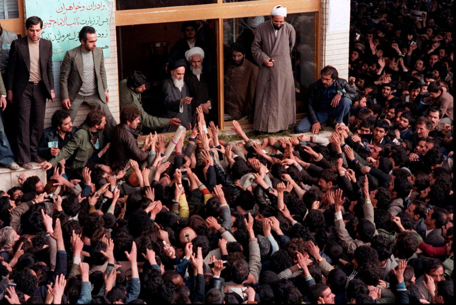 Giáo sĩ Ruhollah Khomeini trở về Iran năm 1979 sau thời gian sống lưu vong ở nước ngoài. Ảnh: Britannica