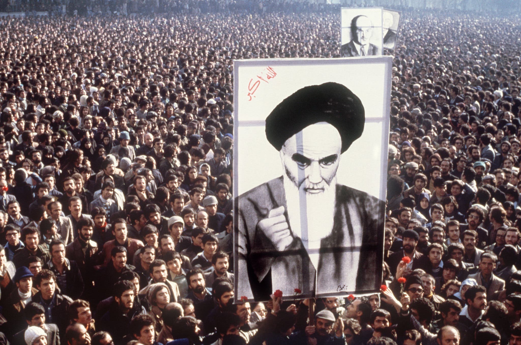 Tháng 1/1979, Tehran rung chuyển bởi làn sóng biểu tình ủng hộ giáo sĩ Ruhollah Khomeini. Ảnh: Getty