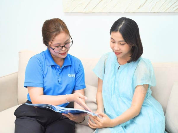 Mẹ bầu được điều dưỡng viên hướng dẫn chi tiết và cụ thể trước khi xét nghiệm NIPT tại DIAG. Ảnh: DIAG