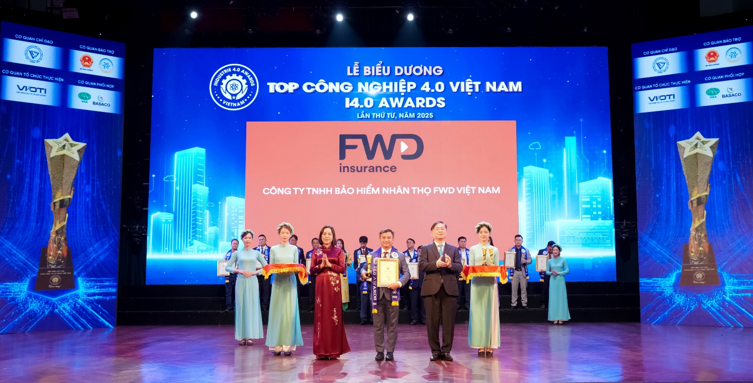FWD tiếp tục được vinh danh trong hạng mục “Top Tổ chức/Doanh nghiệp Khoa học &amp; Công nghệ, Đổi mới sáng tạo và Chuyển đổi số” tại lễ trao giải “Top Công nghiệp 4.0 Việt Nam - Industrie 4.0 Awards”