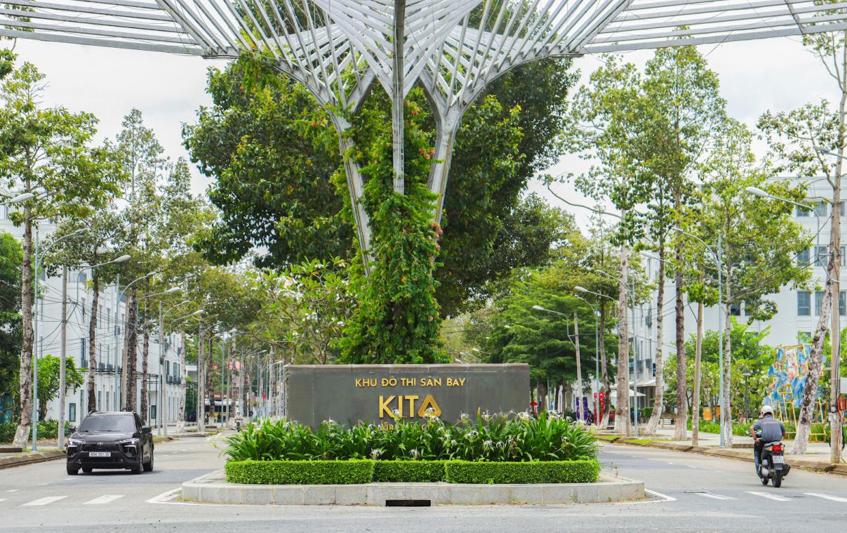 Màu xanh hiện diện ngay từ lối vào khu đô thị KITA Airport City, TP. Cần Thơ