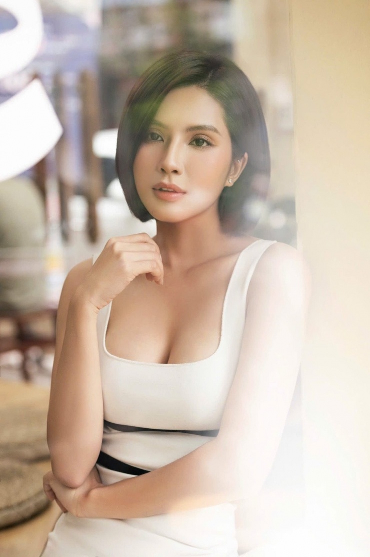 Đăng kèm với bộ ảnh, Thiên An không nhắc đến những lùm xùm tình cảm trước đó bày tỏ quyết tâm làm mới bản thân: "Chào đón công việc mới, cảm ơn vì tất cả".