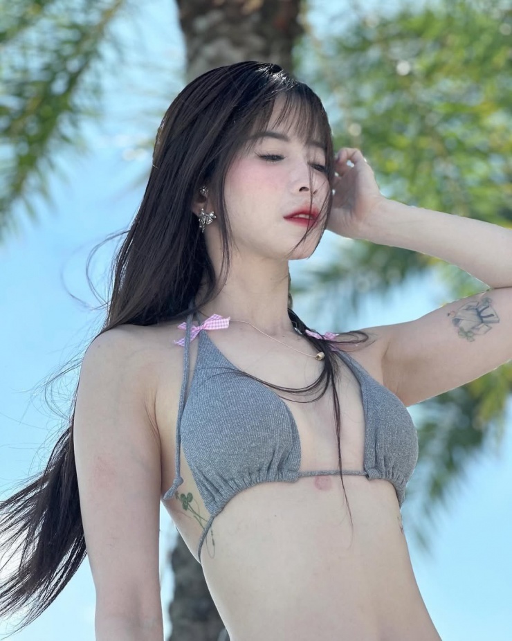 Không ít lần, cô gái vàng của làng võ Việt Nam "đốt mắt" người xem bằng thân hình cân đối, vòng eo con kiến và những đường cong quyến rũ.