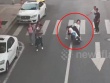 Clip: Dán mắt vào điện thoại, nam thanh niên tông người phụ nữ bay lên xe