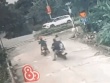 Clip: Nam thanh niên cứu cháu bé thoát chết trong tích tắc khi tàu hỏa lao đến