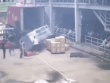 VIDEO: Kiện hàng từ trên xe container rơi xuống đè 2 người thương vong