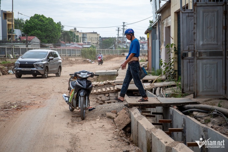 Hà Nội: Đường cải tạo cao hơn nền nhà cả mét, người dân phải bắc ván để đi lại - 4