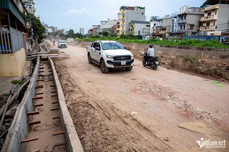 Hà Nội: Đường cải tạo cao hơn nền nhà cả mét, người dân phải bắc ván để đi lại - 2