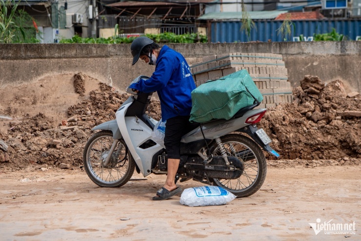 Hà Nội: Đường cải tạo cao hơn nền nhà cả mét, người dân phải bắc ván để đi lại - 10
