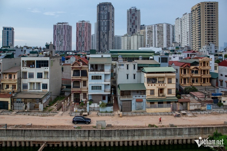 Hà Nội: Đường cải tạo cao hơn nền nhà cả mét, người dân phải bắc ván để đi lại - 12