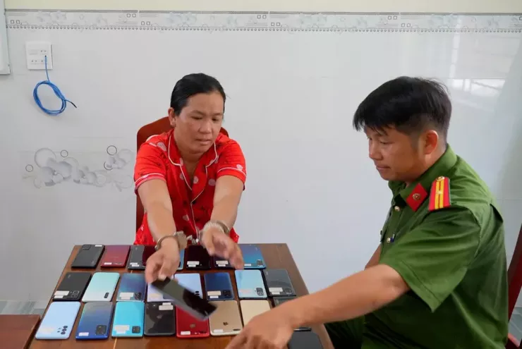 Công an lần theo định vị điện thoại bắt giữ người phụ nữ trộm cắp chuyên nghiệp.
