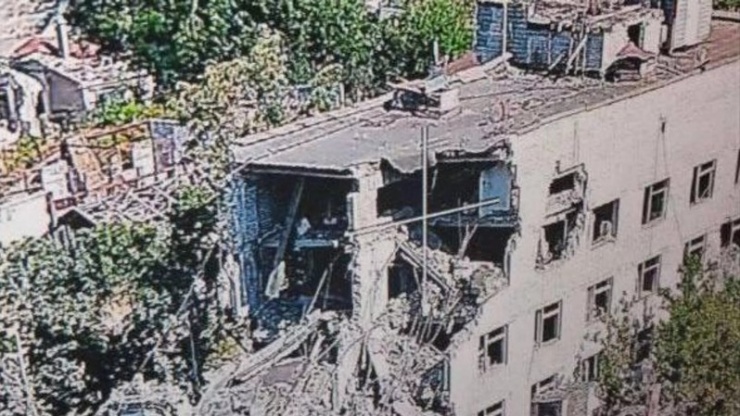 Hình ảnh tòa nhà ở Kherson bị đánh sập sau khi trúng hỏa lực Ukraine. Ảnh: RiaNovosti