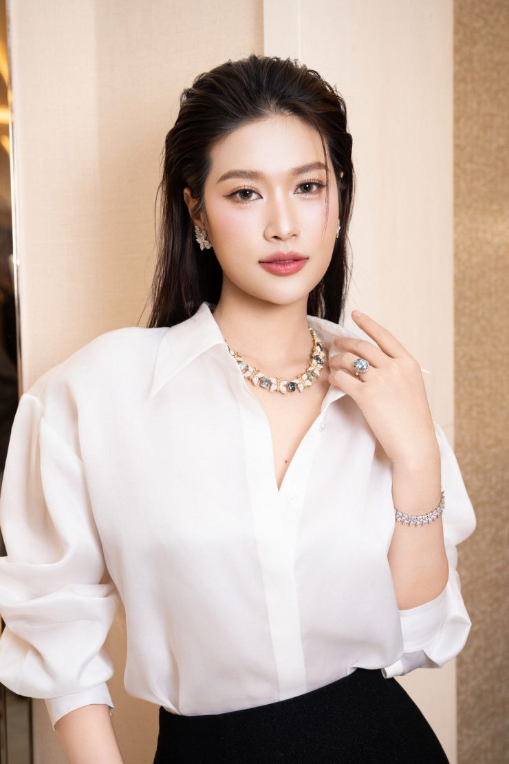 Hoa hậu Thanh Thủy và Đoàn Thiên Ân 'chiếm spotlight' giữa dàn 'mỹ nhân' Việt với nhan sắc quyến rũ - 2