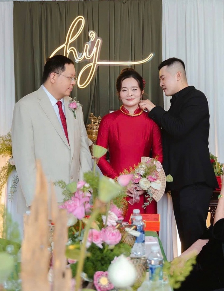 Anh em Trung trao quà cưới cho mẹ&nbsp;