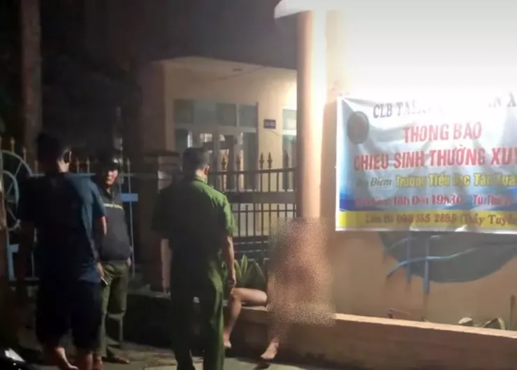 Sau hơn một tiếng đồng hồ tìm kiếm dưới sông, công an bất ngờ phát hiện thanh niên nhảy cầu đang ngồi trước một trường học, cạnh cầu Láng Gòn.