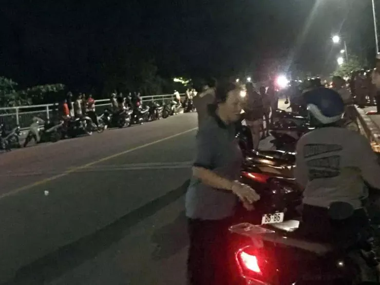 Nhiều người dân hiếu kỳ tụ tập trên cầu Láng Gòn xem lực lượng cứu nạn tìm kiếm thanh niên nhảy cầu.