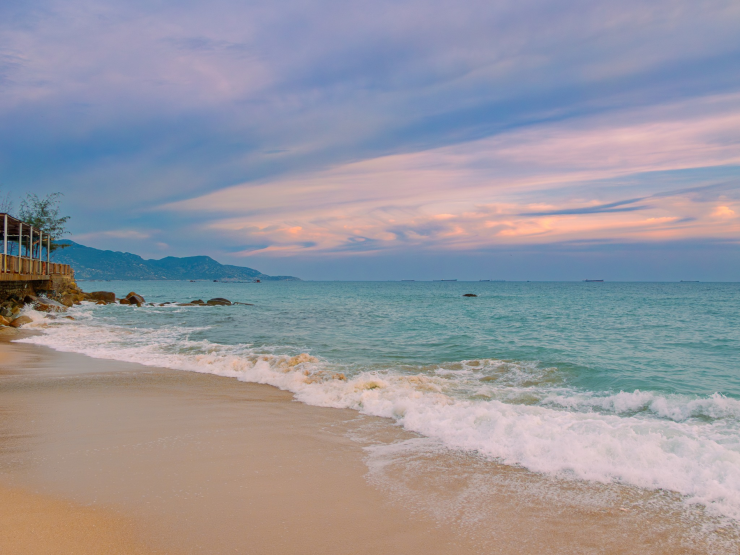 Bãi biển hoang sơ ở miền Trung nằm ven đường quốc lộ, cảnh đẹp yên bình - 1