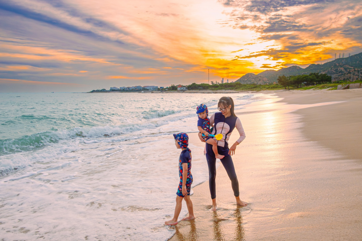 Bãi biển hoang sơ ở miền Trung nằm ven đường quốc lộ, cảnh đẹp yên bình - 2