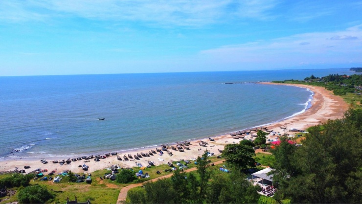 Mũi đá nhô ra bờ biển miền Trung cảnh đẹp hoang sơ, được ví như &#39;viên ngọc ẩn&#39; - 2