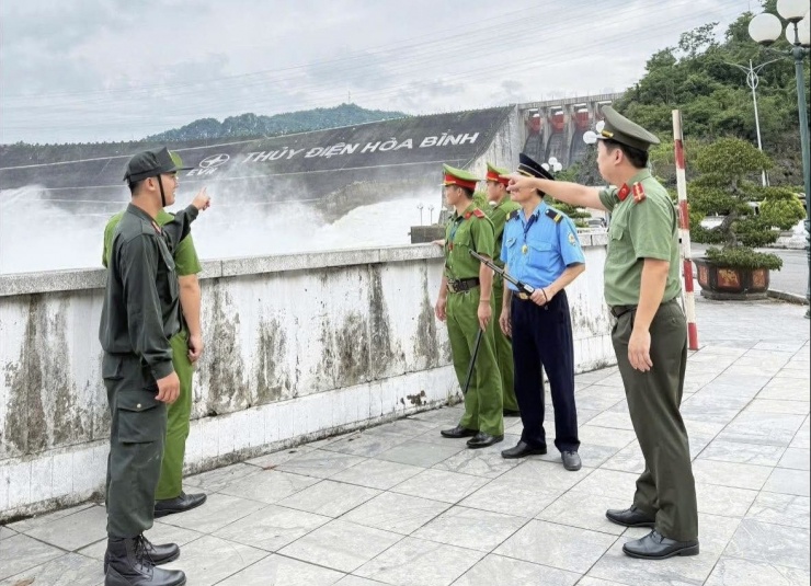 Lực lượng chức năng triển khai các chốt trực, tổ tuần tra lưu động để hướng dẫn, nhắc nhở và xử lý nghiêm các hành vi vi phạm. Ảnh: Công an Phú Thọ