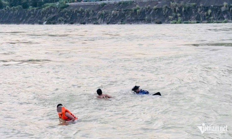 Đây không phải lần đầu thực trạng này xảy ra mỗi khi hồ thủy điện xả lũ. Ảnh: Anh Tâm