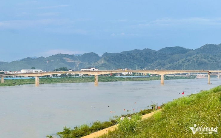 Rất đông người dân tập trung hai bên bờ sông Đà ngắm cảnh và bơi lội. Ảnh: Anh Tâm