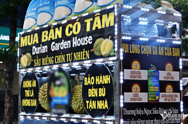 Chiếc xe bán sầu riêng của anh Ngọc. Ảnh: Hà Nguyễn&nbsp;