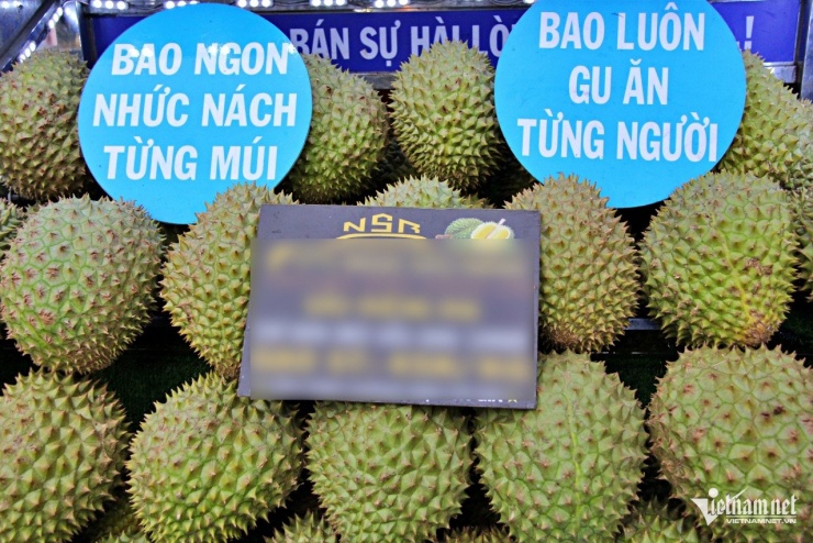 Những tấm bảng khiến người đi đường chú ý. Ảnh: Hà Nguyễn
