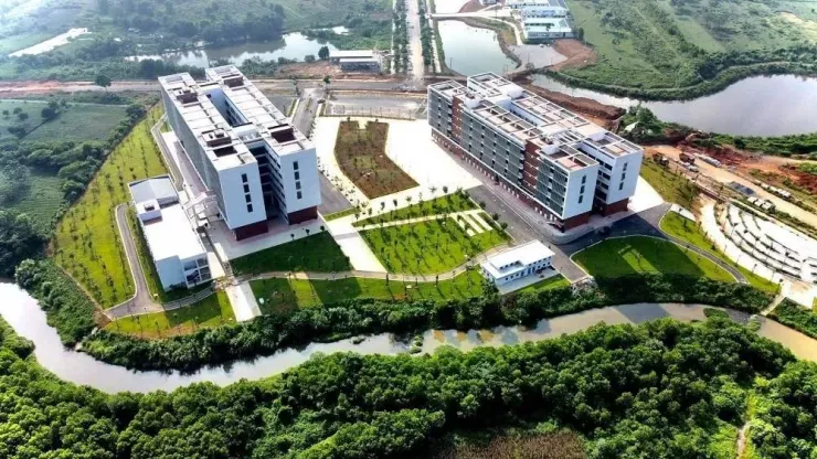 Theo kế hoạch, đến hết năm 2025, khu đô thị Đại học Quốc gia Hà Nội đạt trên 480.000m2 sàn xây dựng, với gần 20.000 học sinh, sinh viên chính quy học tập thường trực. Ảnh: NTCC