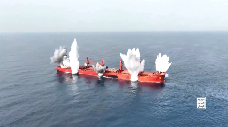 Hình ảnh từ video do Houthi công bố ngày 8/7/2025 cho thấy khói bốc lên từ tàu Magic Seas khi bị tấn công quân sự. Ảnh: CNN