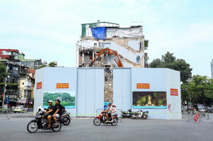 Về tiến độ hoạt động tháo dỡ, UBND phường Hoàn Kiếm cho biết, từ ngày 13/6/2025 UBND quận Hoàn Kiếm (cũ) đã hoàn thành việc đấu thầu. Đơn vị trúng thầu là Công ty Cổ phần vật liệu xây dựng và vận tải Tuấn Phong.