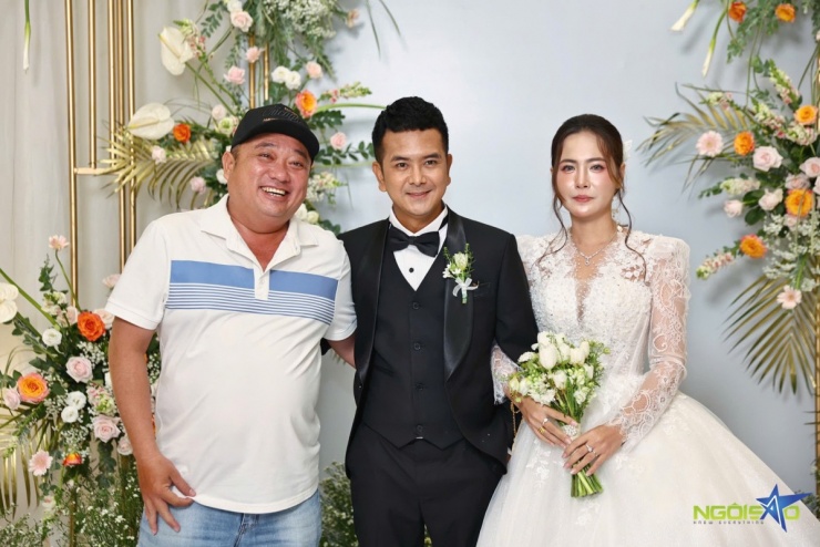 Phùng Ngọc cười tươi trong ngày trọng đại của bạn thân. Anh và Hùng Thuận chơi thân từ lúc đóng phim 'Đất phương Nam' hồi tuổi teen, từng có giai đoạn xảy ra hiểu lầm nhưng sau đó hòa giải năm 2015.