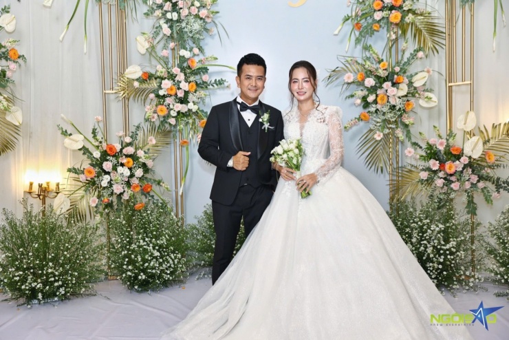 Hùng Thuận và cô dâu Tuệ Lâm về chung một nhà sau hơn một năm hẹn hò. Nam diễn viên cho biết sau một lần đổ vỡ hôn nhân và nhiều lận đận trong tình cảm, anh tìm được 'một nửa' tâm đầu ý hợp nên gia đình, bạn bè mừng cho anh.