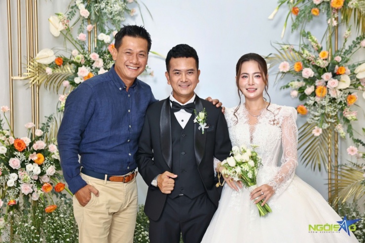 Diễn viên Võ Thành Tâm chúc mừng ngày vui của Hùng Thuận.