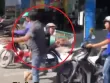 [CLIP] Tài xế ô tô tải và xe máy ‘choảng nhau’ sau va quẹt trên đường