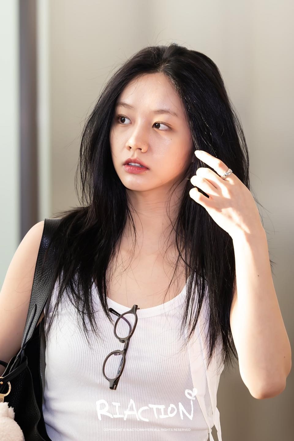 Hyeri qua góc kính của fan khi đặt chân đến sân bay Tân Sơn Nhất hôm 11/7.