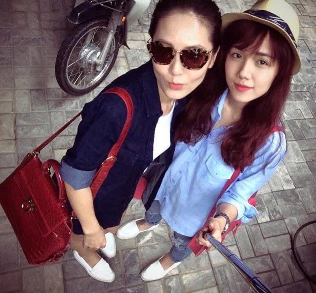 Hình ảnh hai nữ ca sĩ thân thiết cùng nhau dạo phố.
