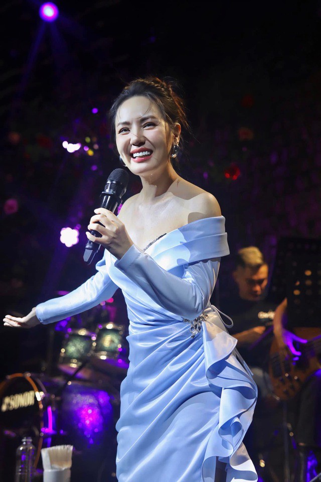 Phương Linh rạng rỡ trên sân khấu.