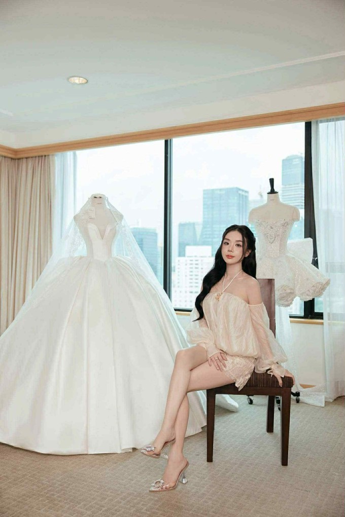 Cindy Lư hé lộ hình ảnh khi đi thử váy cưới.