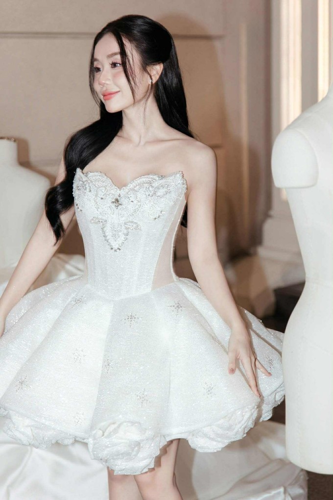 Cindy Lư yêu thích mẫu đầm ngắn ngang đùi, phù hợp thân hình bé nhỏ.