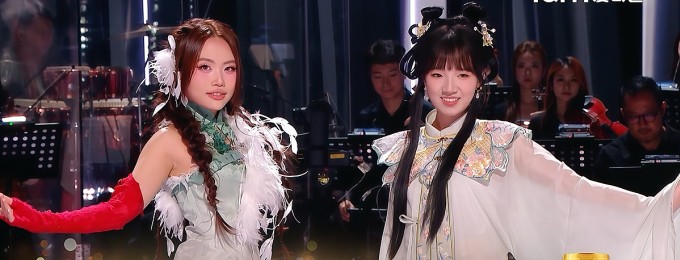 Phương Mỹ Chi (trái) và Khả Lâu tại bán kết một "Sing! Asia". Ảnh: Nhân vật cung cấp