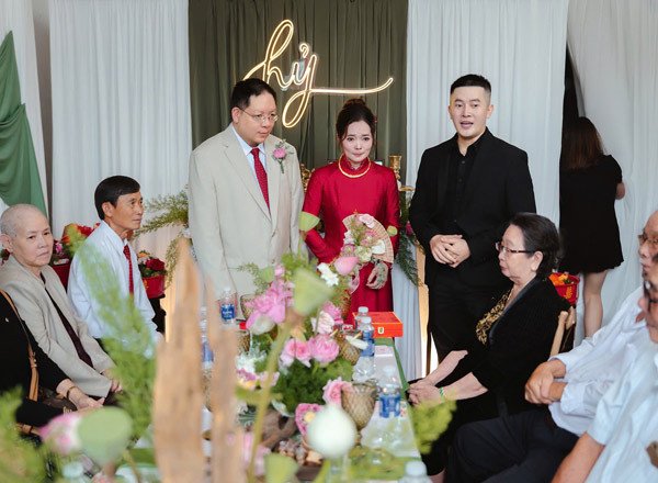 Khoảnh khắc xúc động trong lễ cưới của mẹ Trung&nbsp;