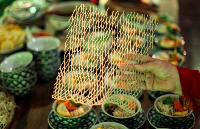 Phở sắn được làm thành từng tấm như lưới đánh cá, đem phơi khô.