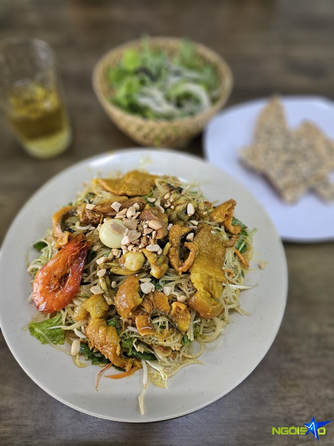 Phở sắn trộn thấm vị nước xốt, ăn kèm nhiều loại thịt, tôm, trứng cùng rau sống, lạc (đậu phộng). Ảnh: Phong Kiều