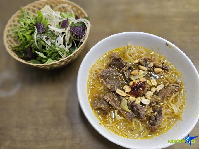 Một tô phở ăn đầy đặn bánh phở, thịt bò, đủ no bụng cho bữa sáng có giá 30.000 đồng. Ảnh: Phong Kiều