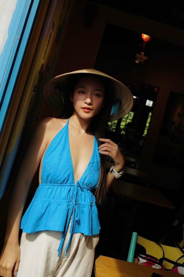 Phần lưng trần của thiết kế áo yếm cũng là điểm nhấn giúp người đẹp thêm phần gợi cảm, thu hút mọi ánh nhìn.