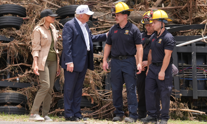 Vợ chồng ông Trump thăm hỏi lực lượng ứng phó khẩn cấp tại Kerrville, Texas hôm 11/7. Ảnh: AP