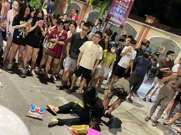 Người dân khống chế cô gái trẻ có hành vi đập phá tại sản. Ảnh: MXH