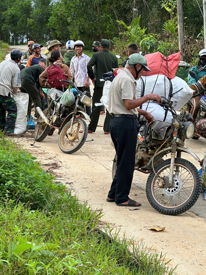 Cả ngàn người ở Đà Nẵng vào rừng nhặt thứ hạt rơi từ trên trời xuống, thu tiền triệu - 3
