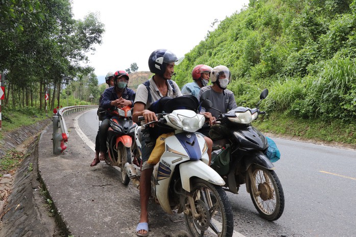 Cả ngàn người ở Đà Nẵng vào rừng nhặt thứ hạt rơi từ trên trời xuống, thu tiền triệu - 4